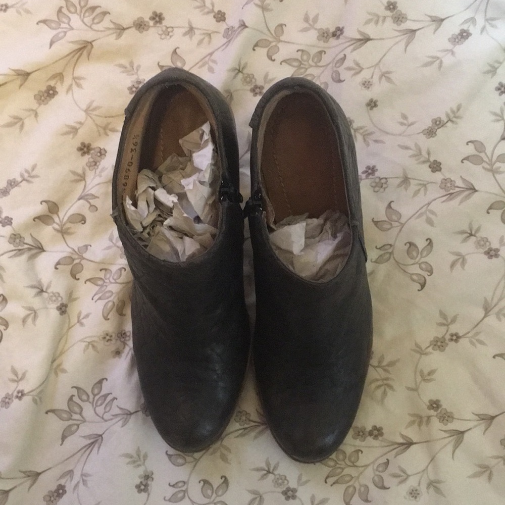 Lottusse Side Zip Booties